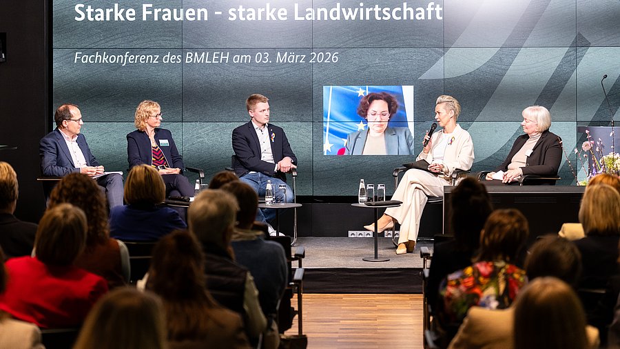Silvia Breher, Parlamentarische Staatssekretärin beim Bundesminister für Landwirtschaft, Ernährung und Heimat, diskutiert auf einer Bühne zusammen mit einer Vertretenden der EU-Kommission sowie Personen aus Wissenschaft, Verwaltung und Praxis anlässlich der Fachkonferenz „Starke Frauen – starke Landwirtschaft“.