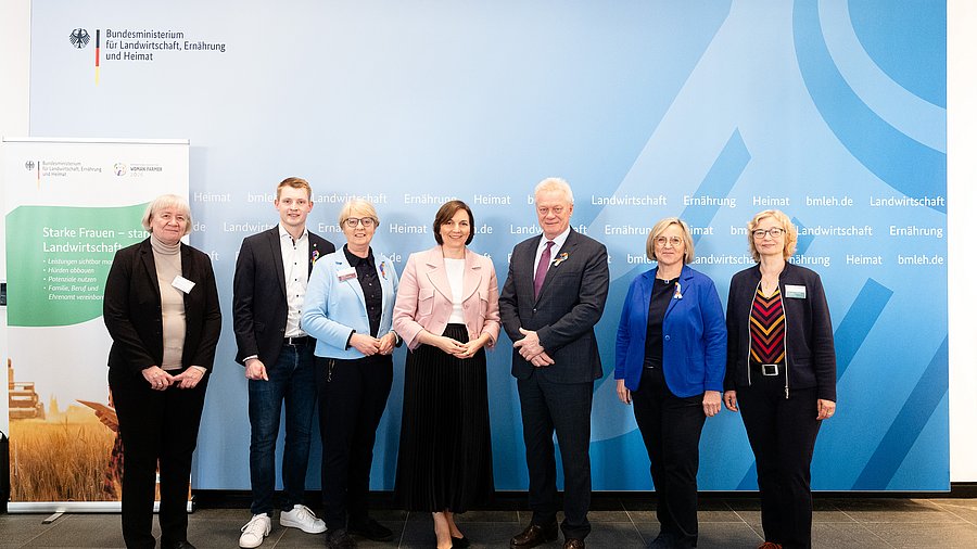 Alois Rainer, Bundesminister für Landwirtschaft, Ernährung und Heimat, steht zusammen mit einer Gruppe von Referentinnen und Referenten aus Politik, Verwaltung, Wissenschaft und Praxis anlässlich der Fachkonferenz „Starke Frauen – starke Landwirtschaft“ vor einer Pressestellwand.