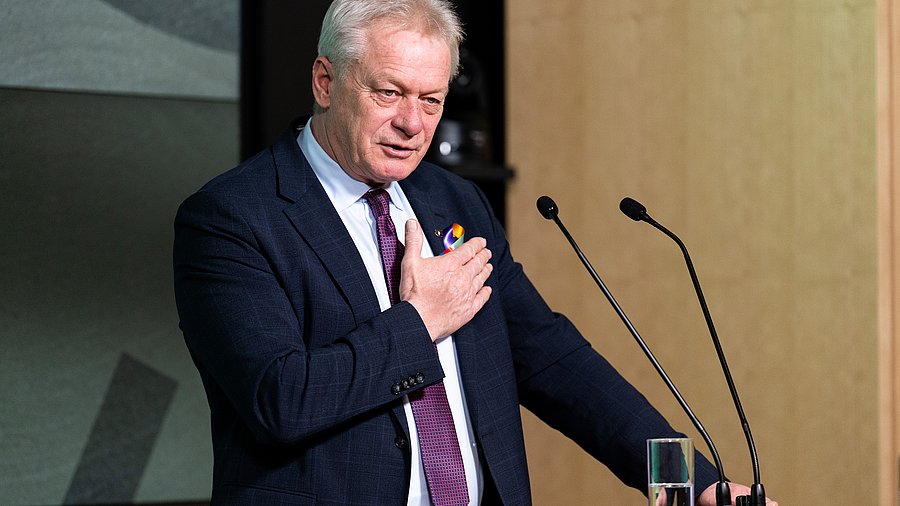 Alois Rainer, Bundesminister für Landwirtschaft, Ernährung und Heimat, spricht an einem Rednerpult zur Eröffnung der Fachkonferenz „Starke Frauen – starke Landwirtschaft“.